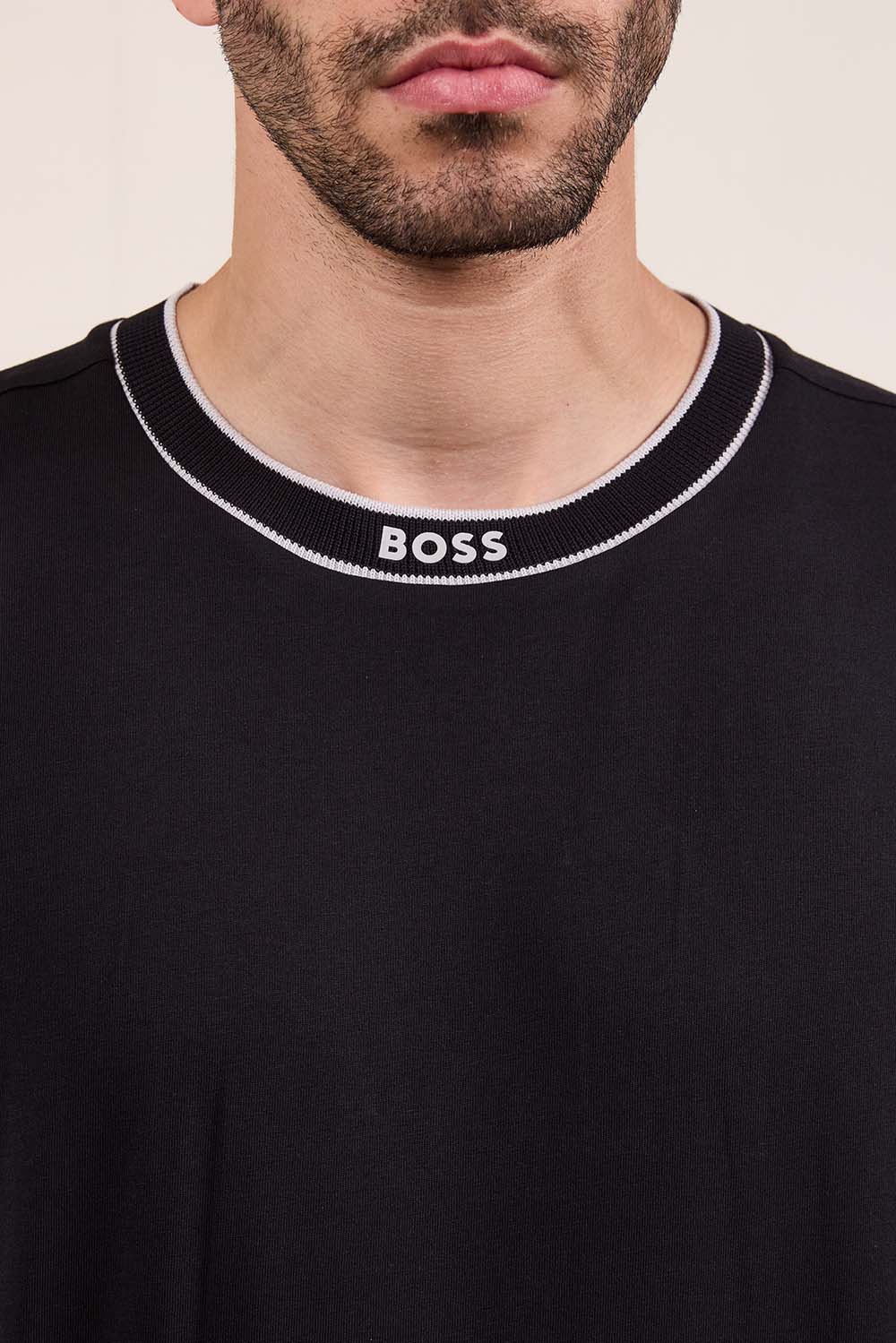 תמונת תקריב דוגמן של חולצת טי