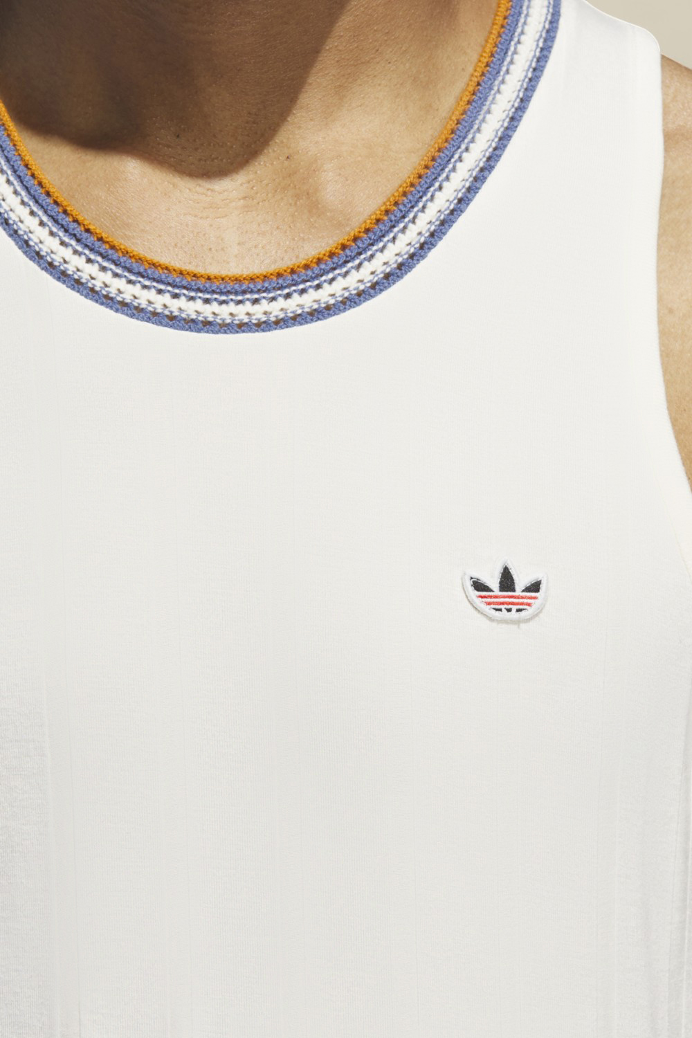 תמונת תקריב דוגמן של אדידס X קלוט גופייה