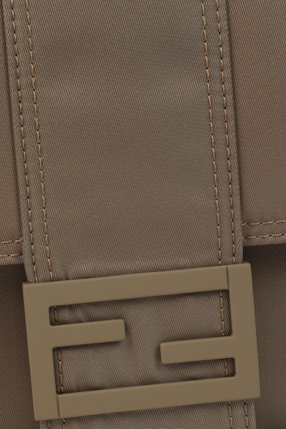 תמונת תקריב של תיק צד בז' בגימור ניילון