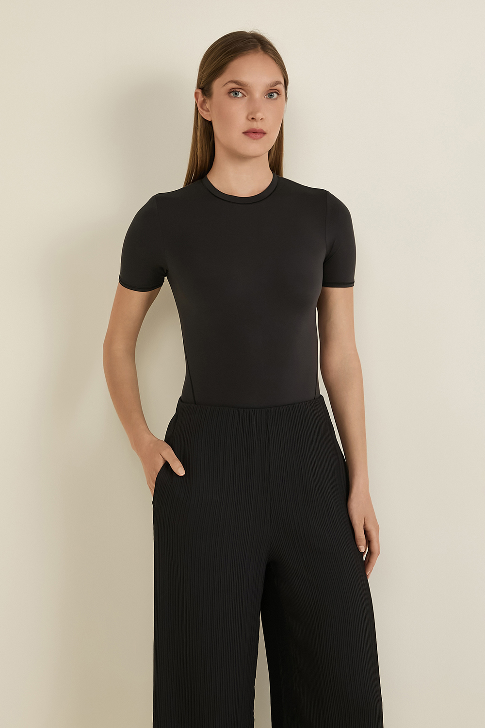 תמונת דוגמן קידמית של Nulu Short-Sleeve Crew Thong Bodysuit