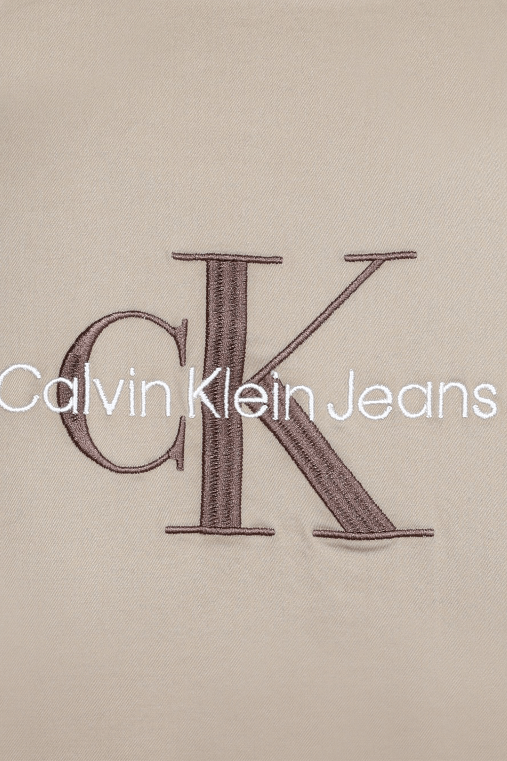 תמונת תקריב של שמלה מכופתרת עם קאט אאוט