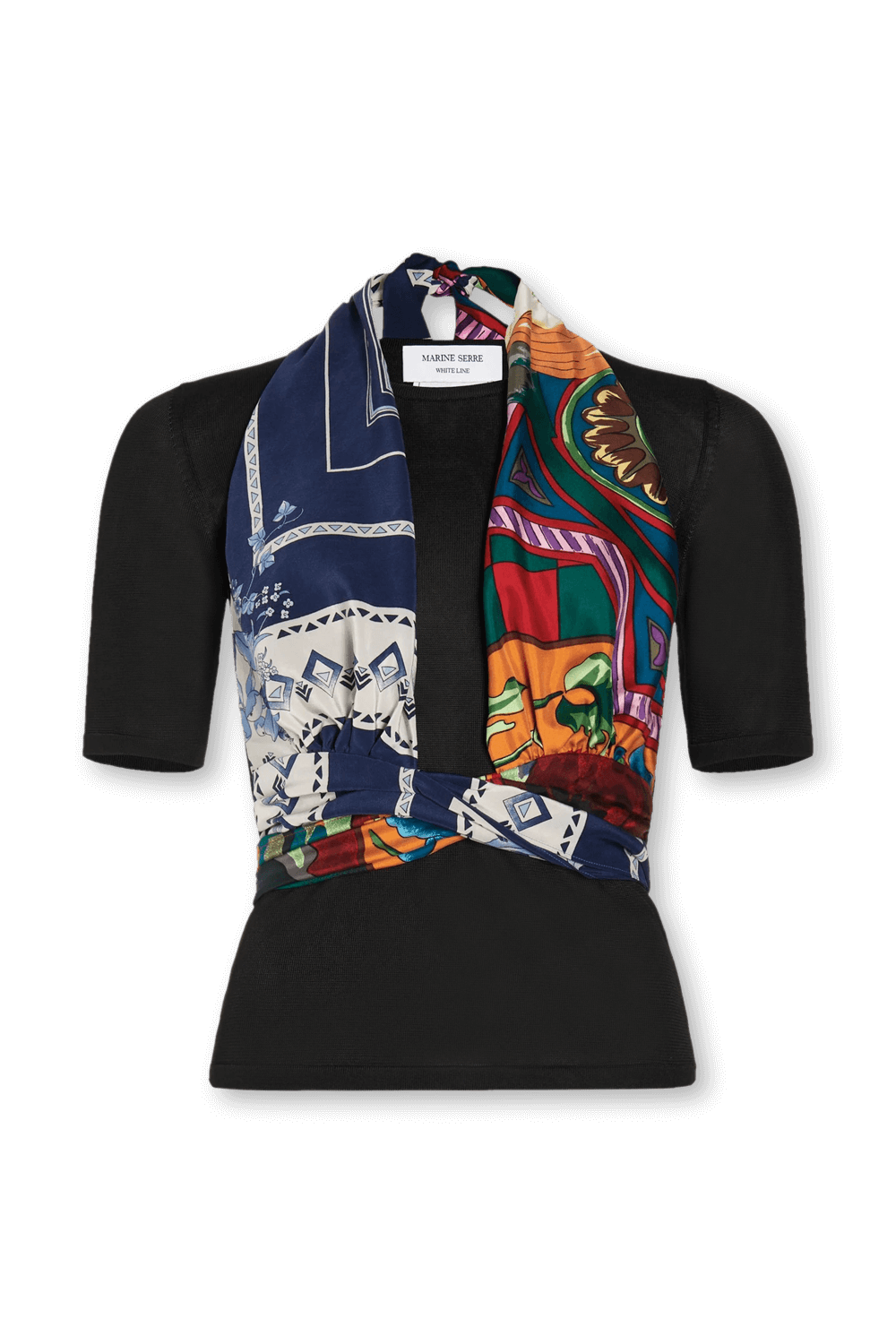 תמונה קידמית של חולצה קצרה שחורה עם עיטור בנדנה צבעונית