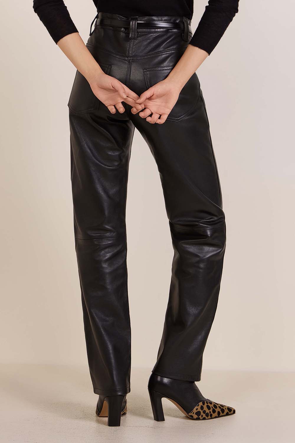 תמונת דוגמן אחורית של מכנסי עור