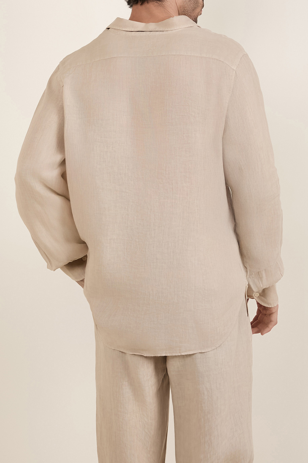 תמונת דוגמן אחורית של חולצה מכופתרת מפשתן