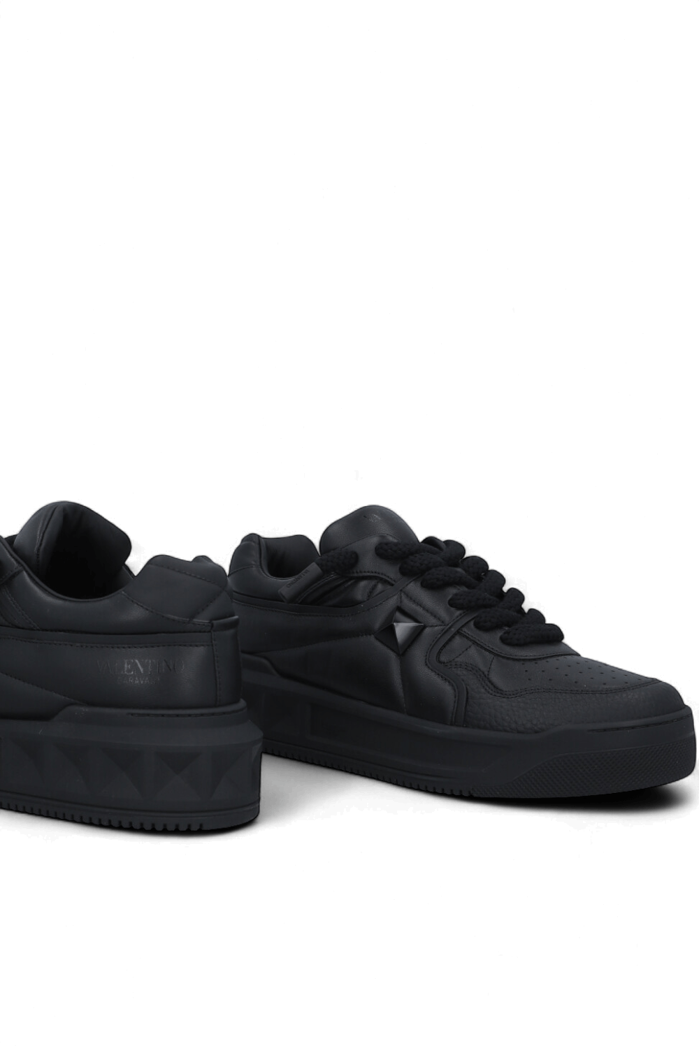 תמונת תקריב של נעלי סניקרס