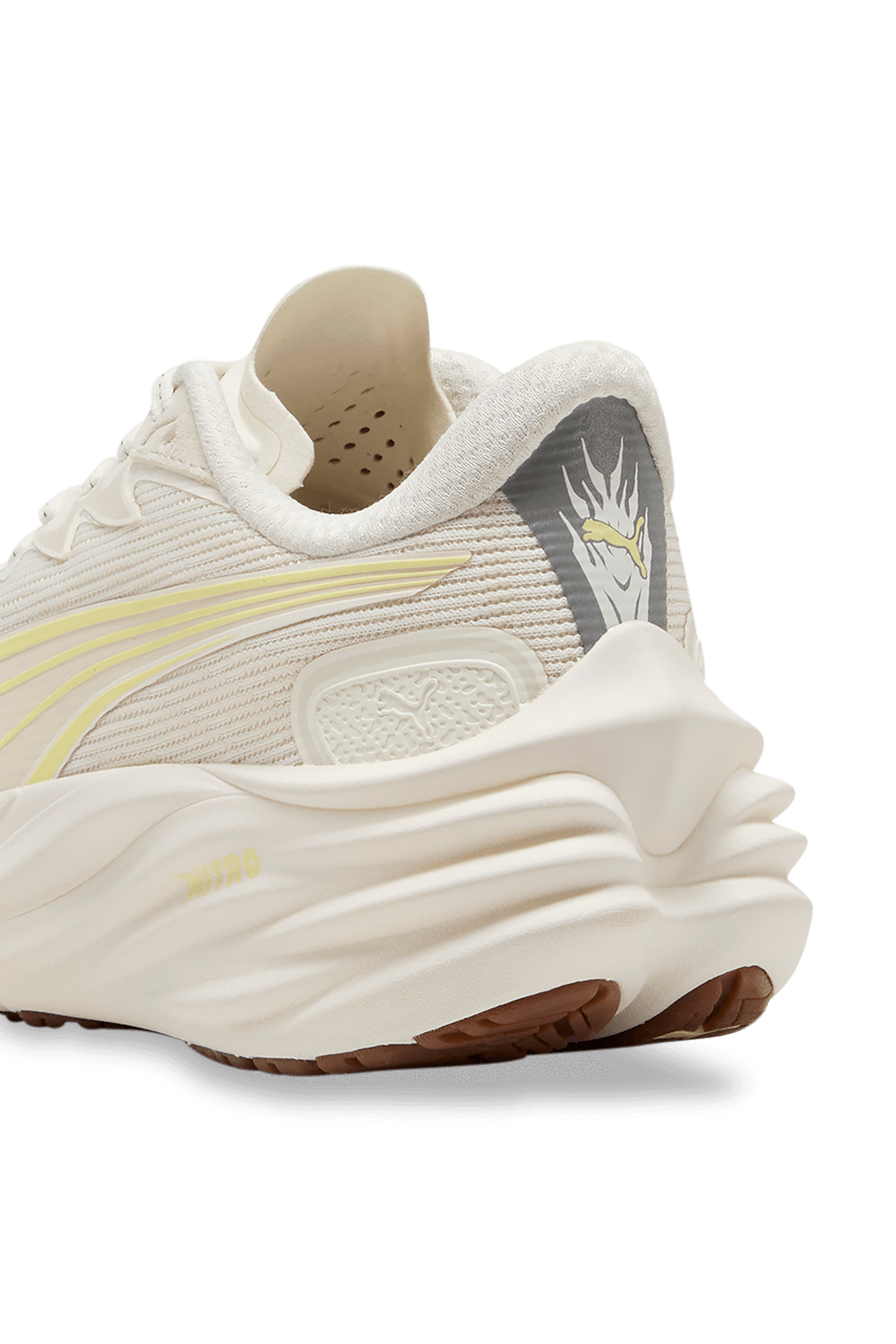 תמונת תקריב של נעלי ריצה ניטרו 4