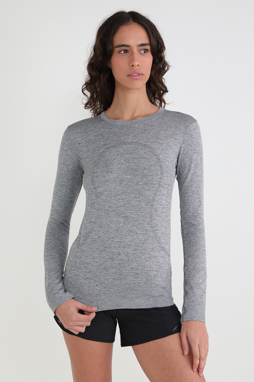 תמונת דוגמן קידמית של Swiftly Relaxed Long Sleeve