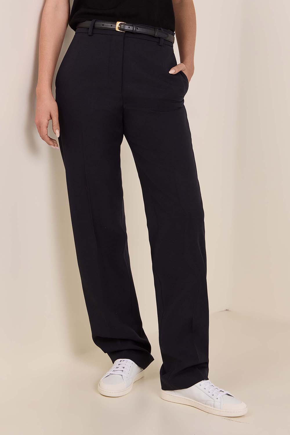 תמונת דוגמן קידמית של מכנסי צמר