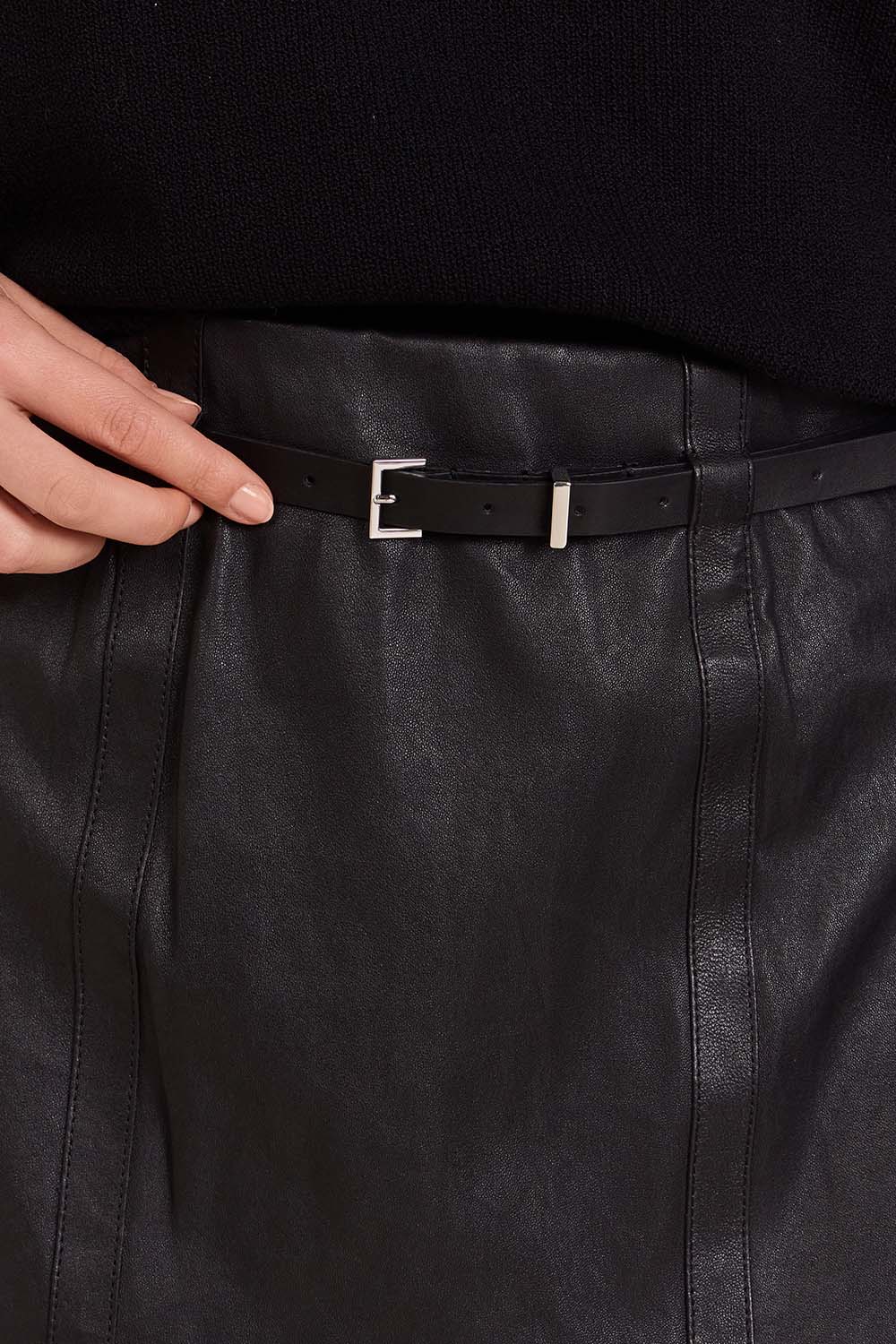 תמונת תקריב דוגמן של חצאית מיני מעור