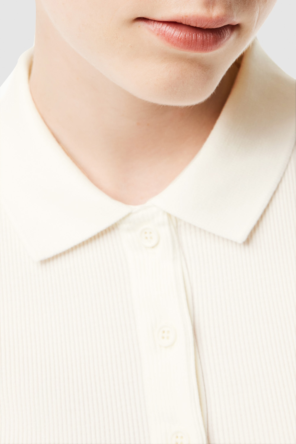 תמונת תקריב דוגמן של חולצת פולו