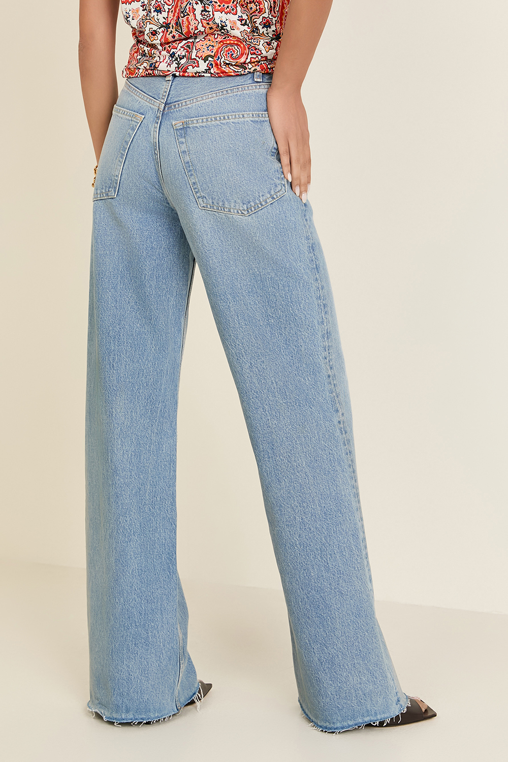 תמונת דוגמן אחורית של מכנסי ג'ינס היי רייז 70