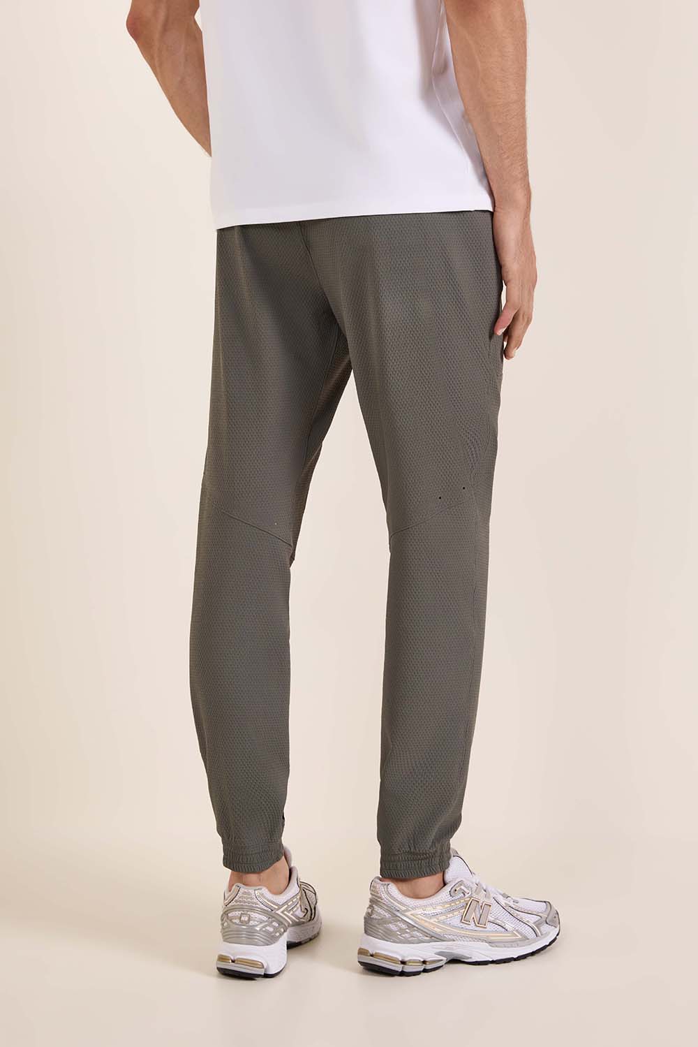 תמונת דוגמן אחורית של License To Train Textured Jogger*Regular