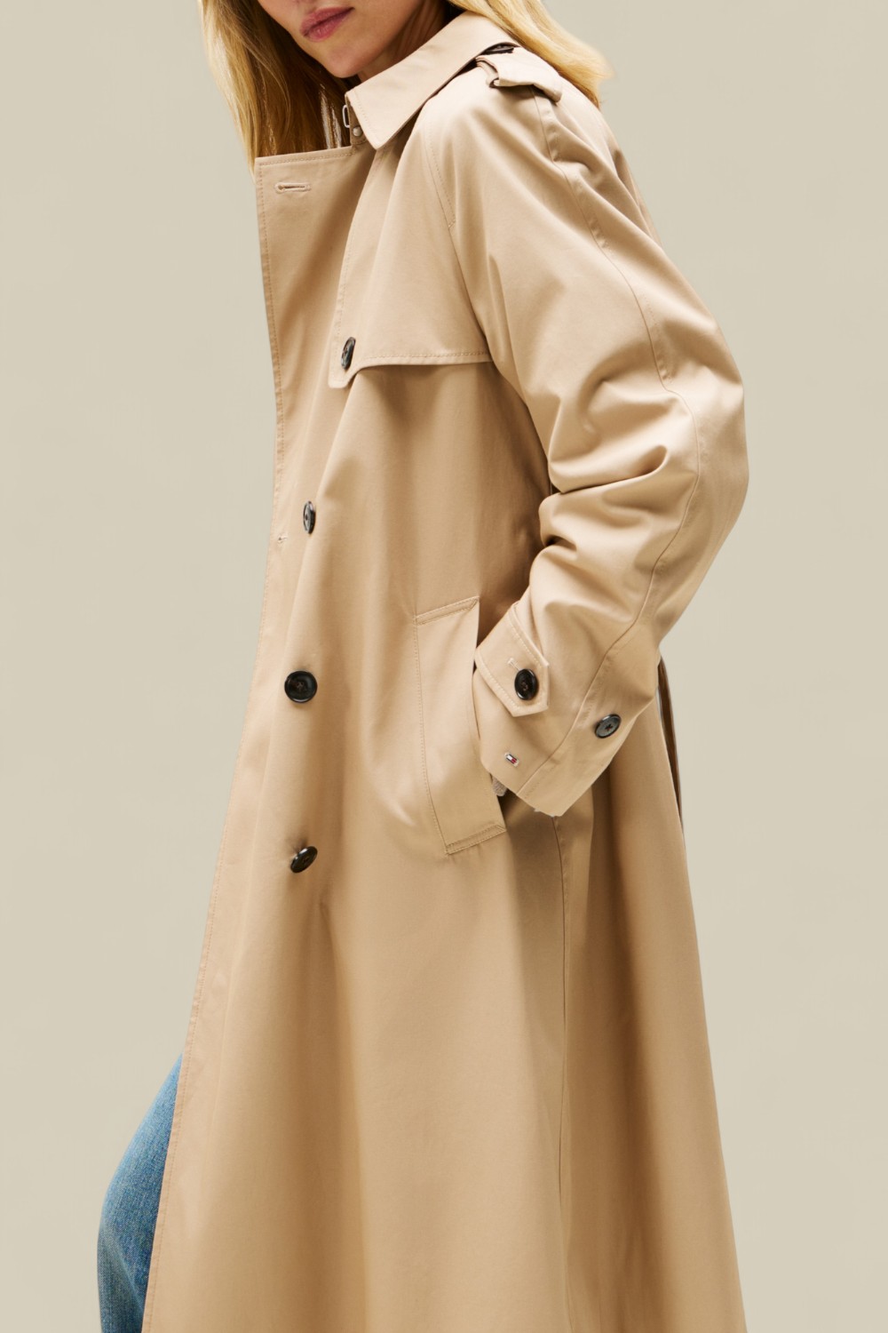 תמונת תקריב דוגמן של מעיל טרנץ'