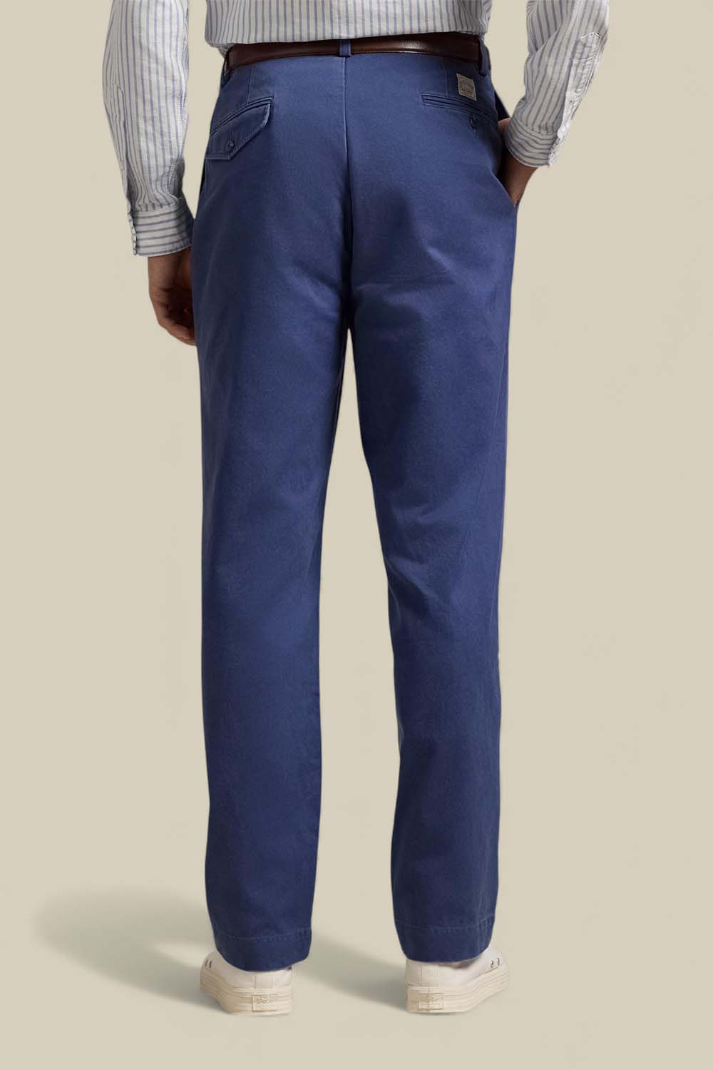 תמונת דוגמן אחורית של מכנסי צ'ינו