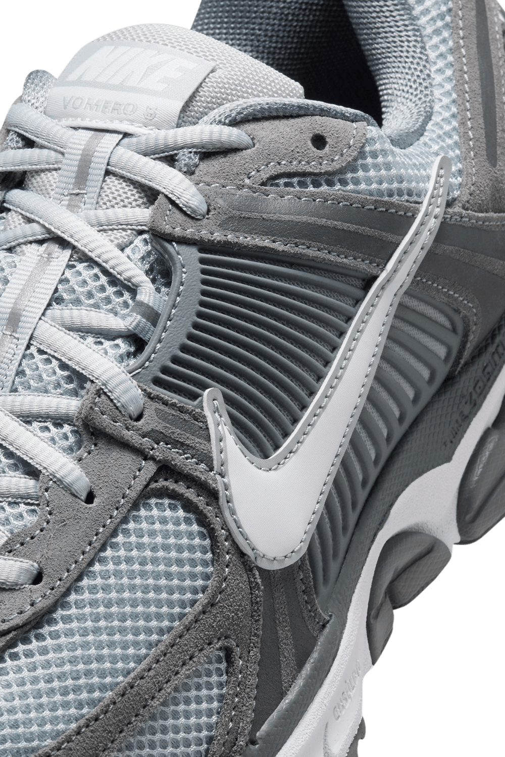 תמונת פנים של נעלי סניקרס זום וומרו 5