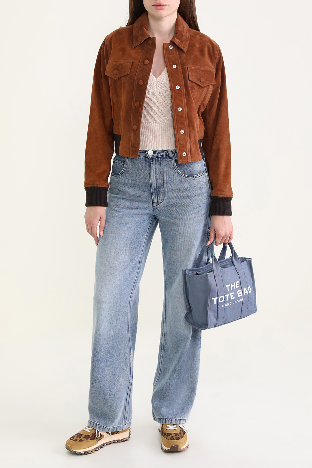 תמונת דוגמן קידמית של נעלי סניקרס רטרו מנומרות