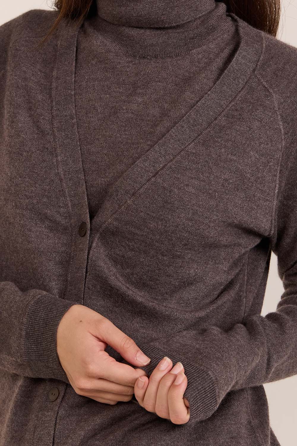 תמונת תקריב דוגמן של קרדיגן קשמיר