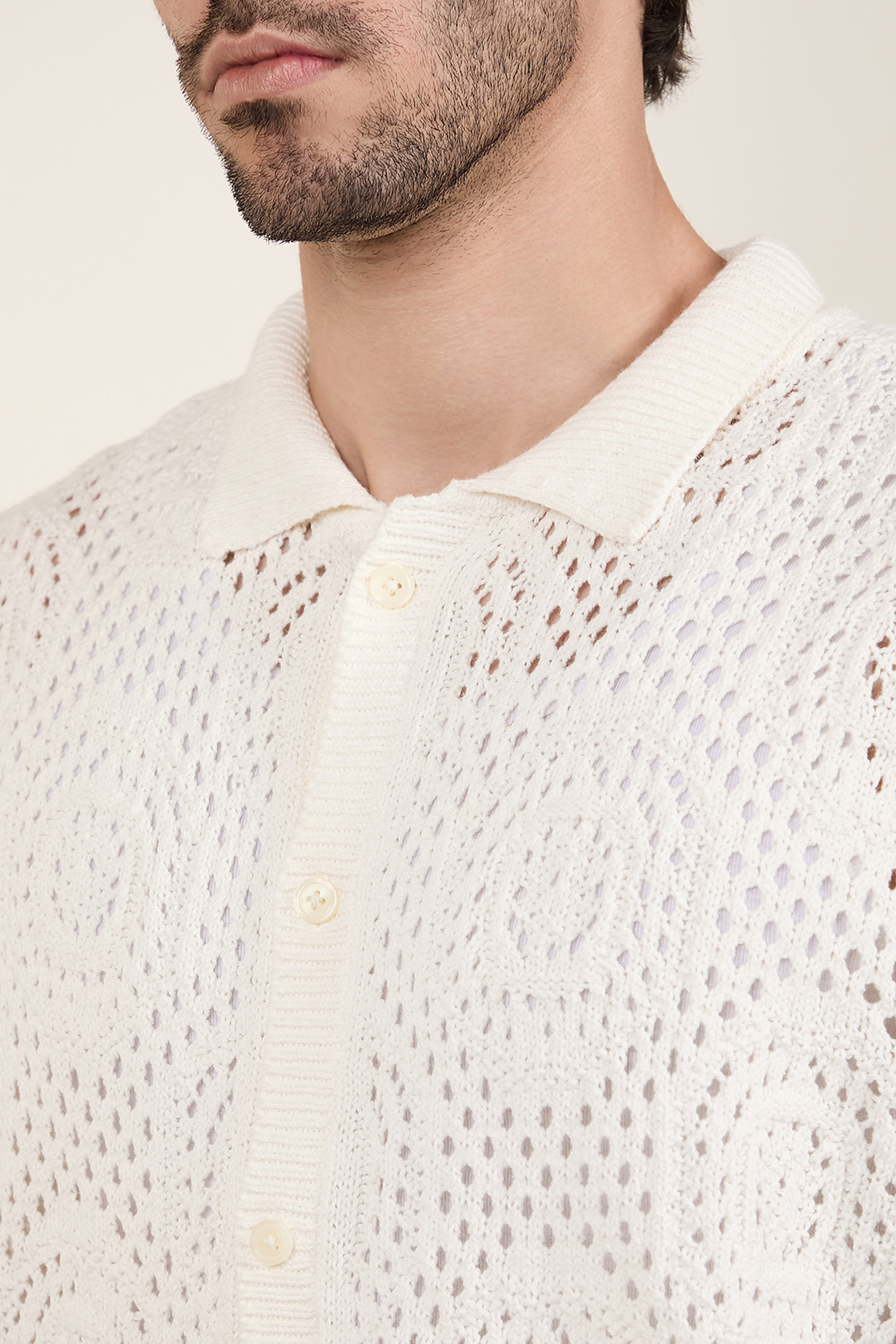 תמונת תקריב דוגמן של חולצת פולו קרושה