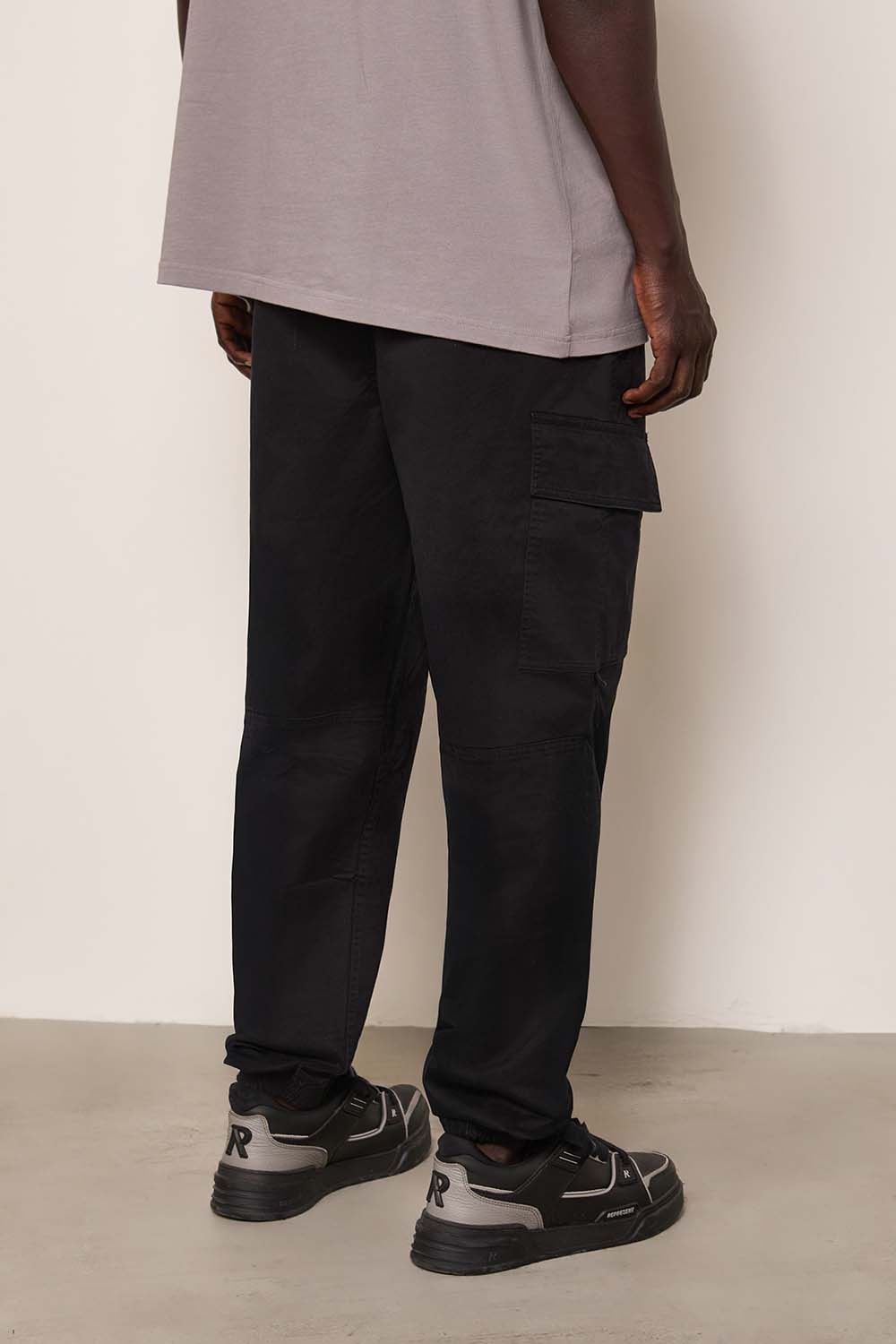 תמונת תקריב דוגמן של מכנסי ג'וג קרגו