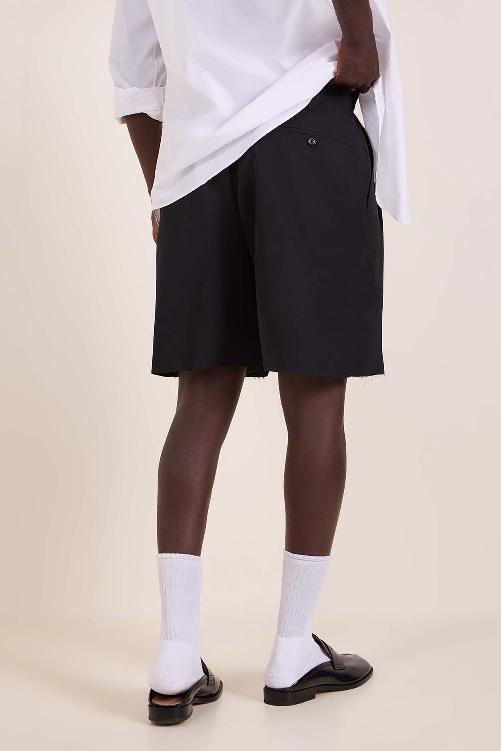 תמונת דוגמן אחורית של מכנסיים קצרים מחוייטים