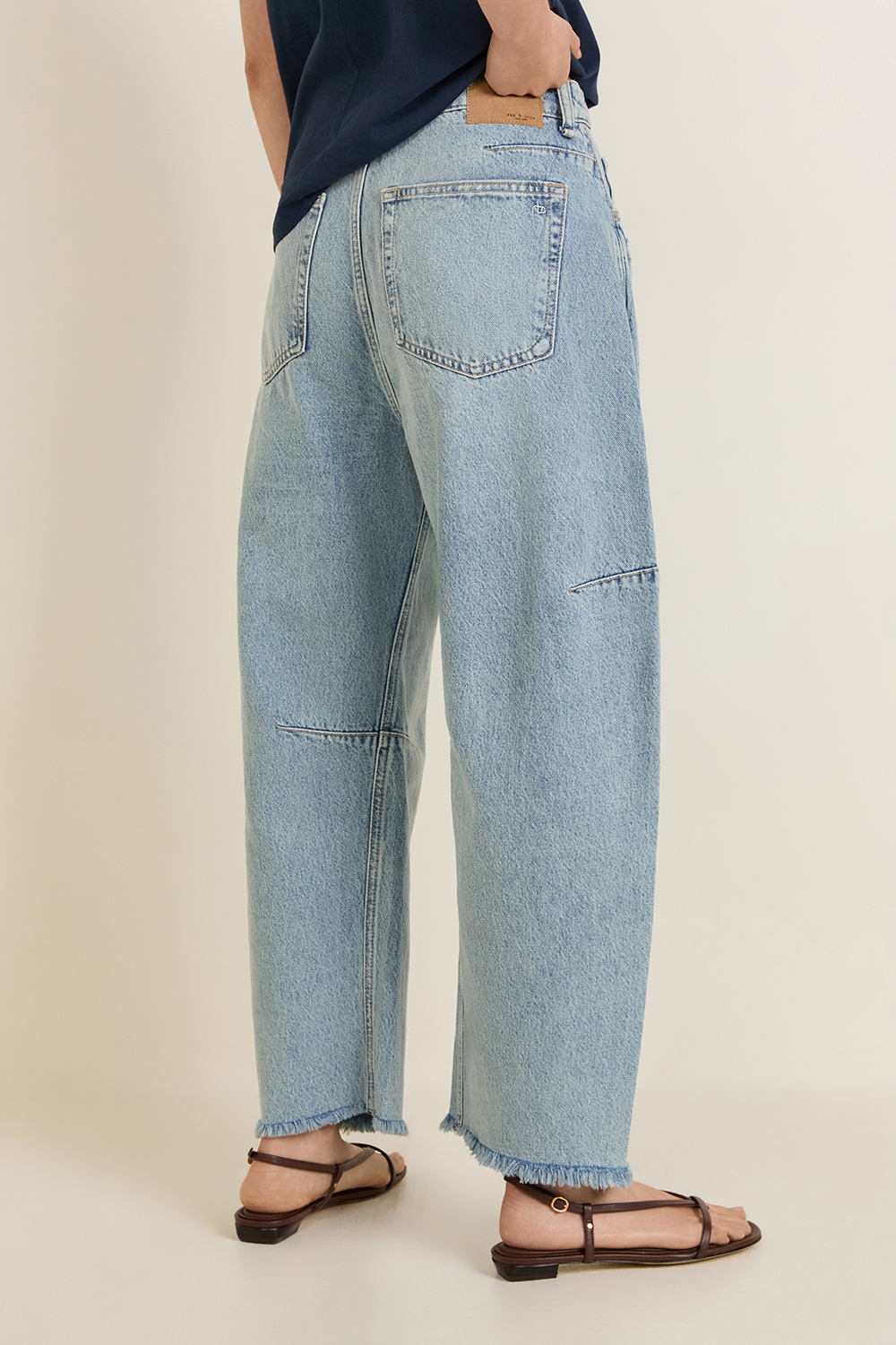 תמונת דוגמן אחורית של מכנסי ג'ינס בגזרת בלון