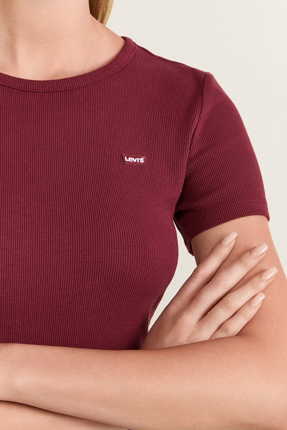 תמונת תקריב דוגמן של חולצת טי סלים פיט