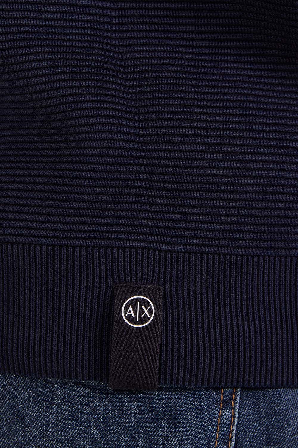 תמונת תקריב דוגמן של סוודר