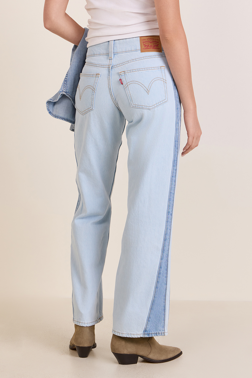 תמונת דוגמן אחורית של מכנסי ג'ינס בגזרה ישרה