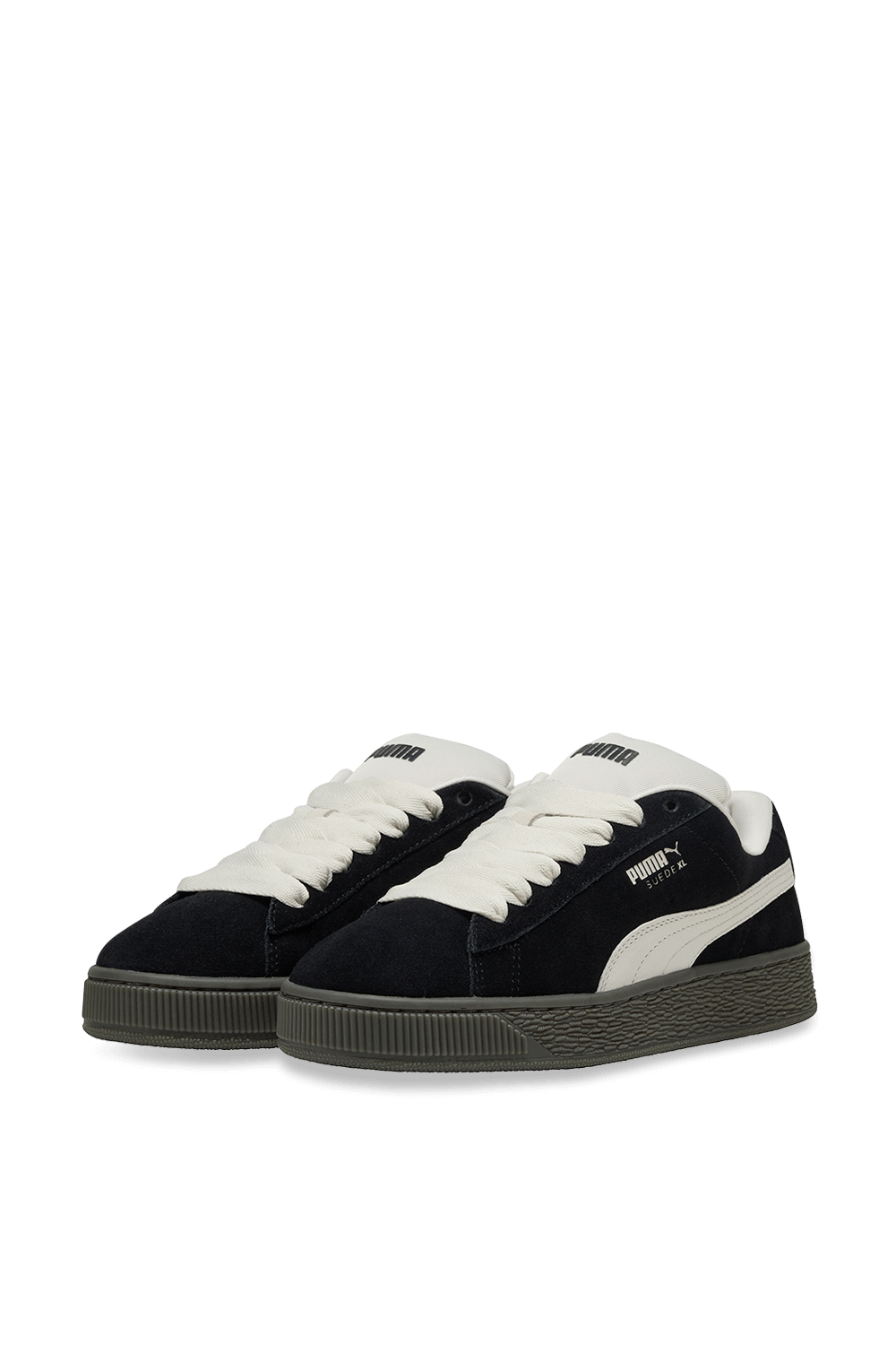 תמונת תקריב של נעלי סניקרס סוויד אקסטרה לארג'