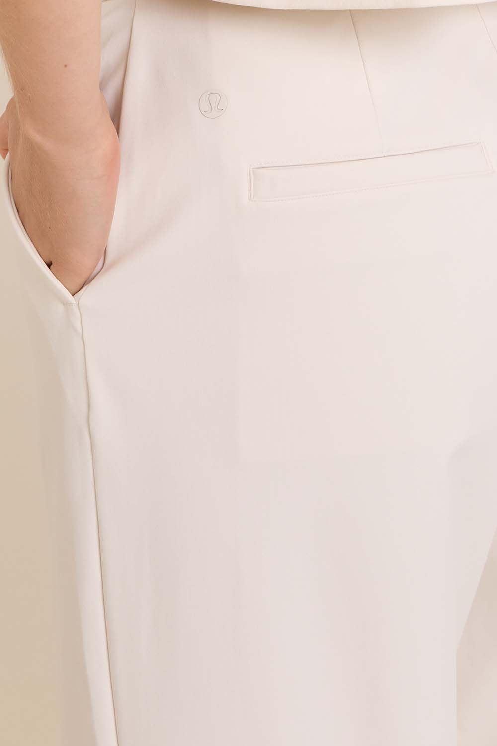 תמונת תקריב דוגמן של Daydrift High-Rise Tapered Trouser *Regular