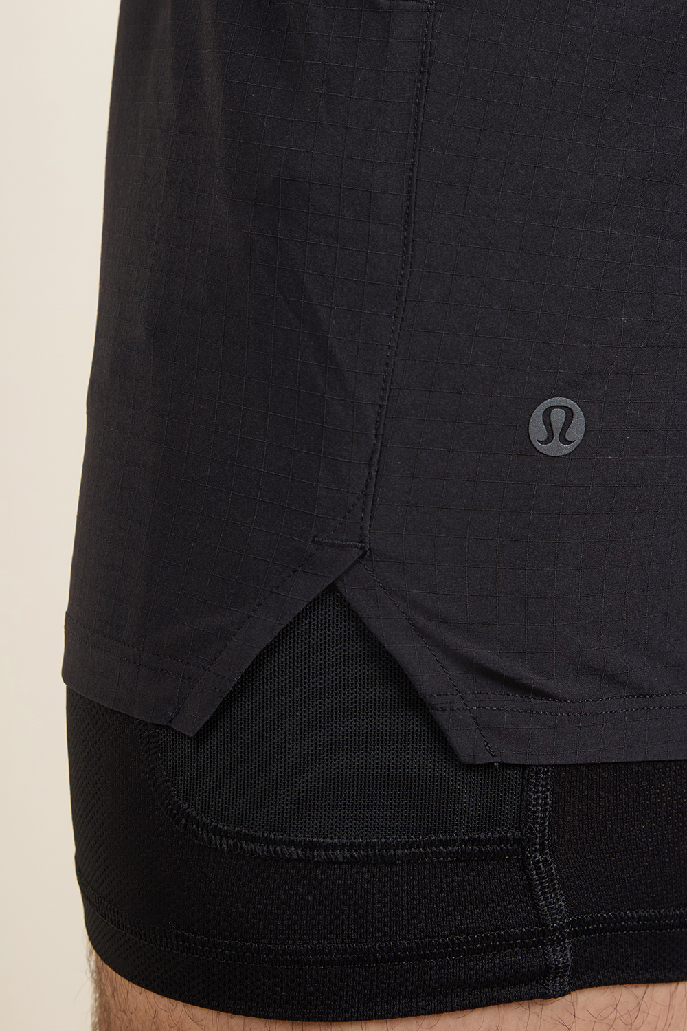 תמונת תקריב דוגמן של Run Crew Ripstop Lined Short 6