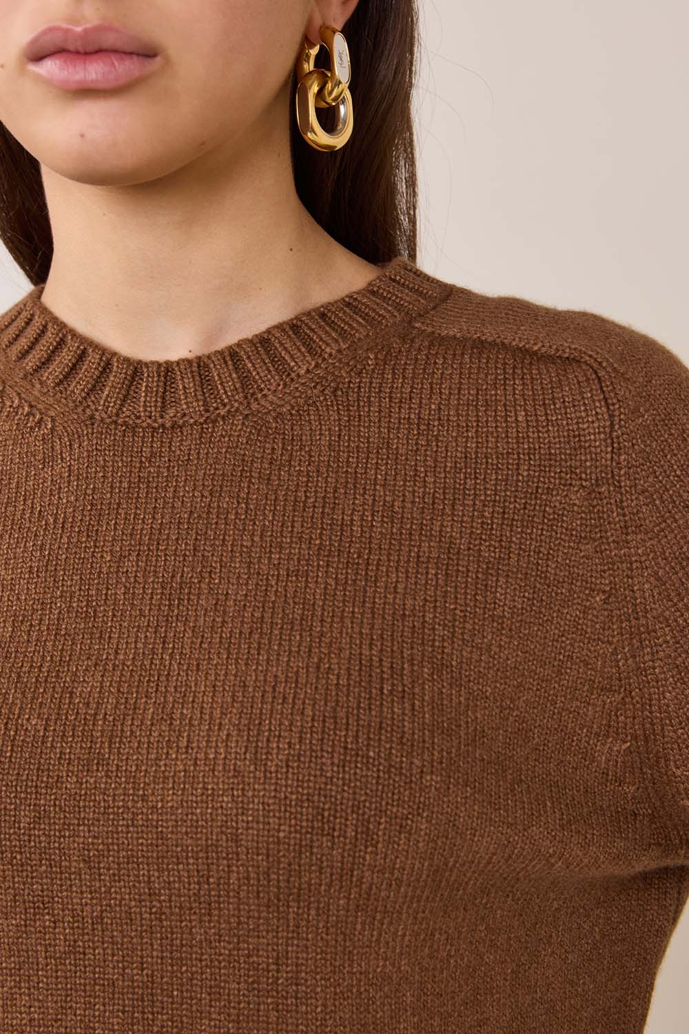 תמונת תקריב דוגמן של סוודר קשמיר