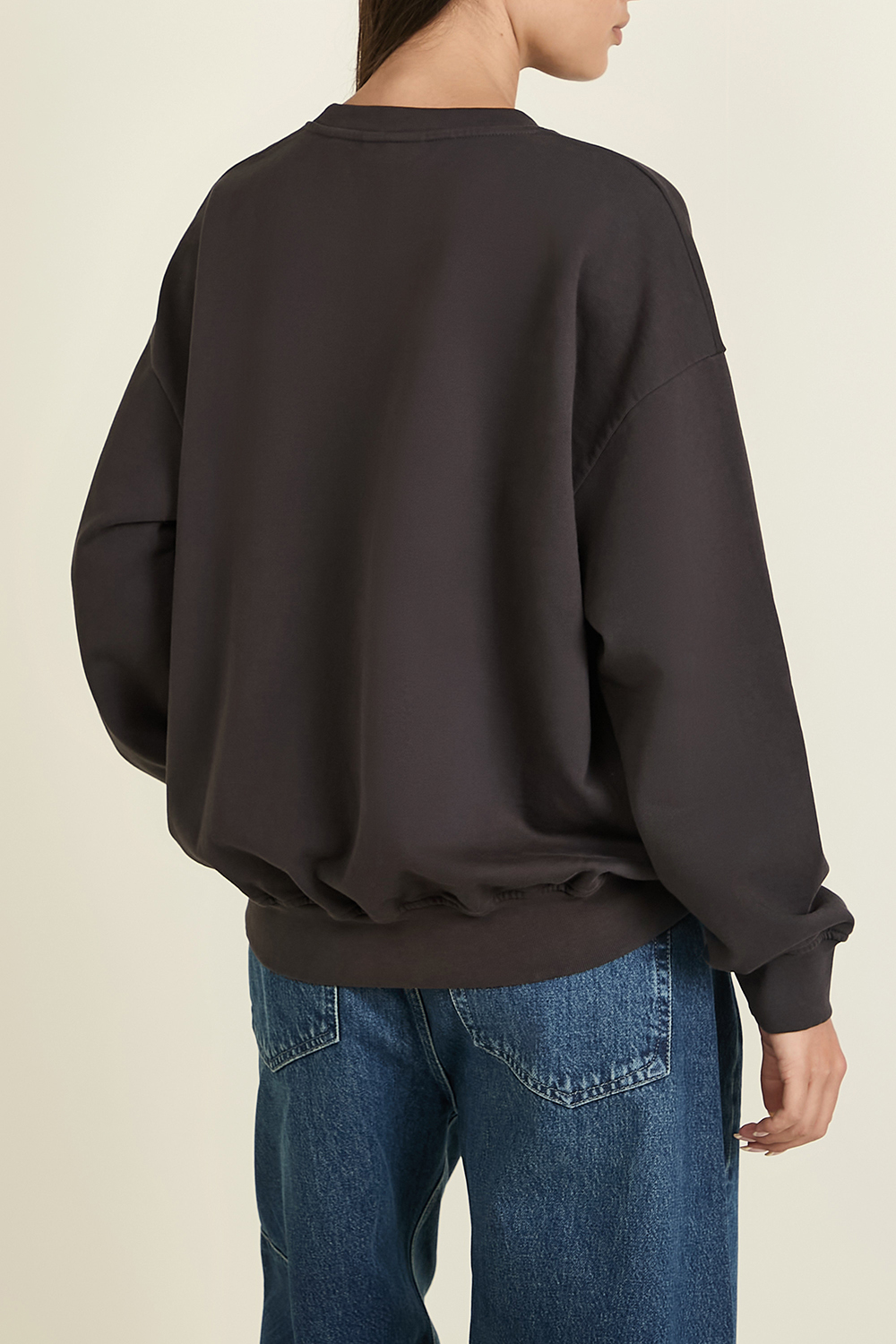 תמונת דוגמן אחורית של סווטשירט עם צווארון מעוגל