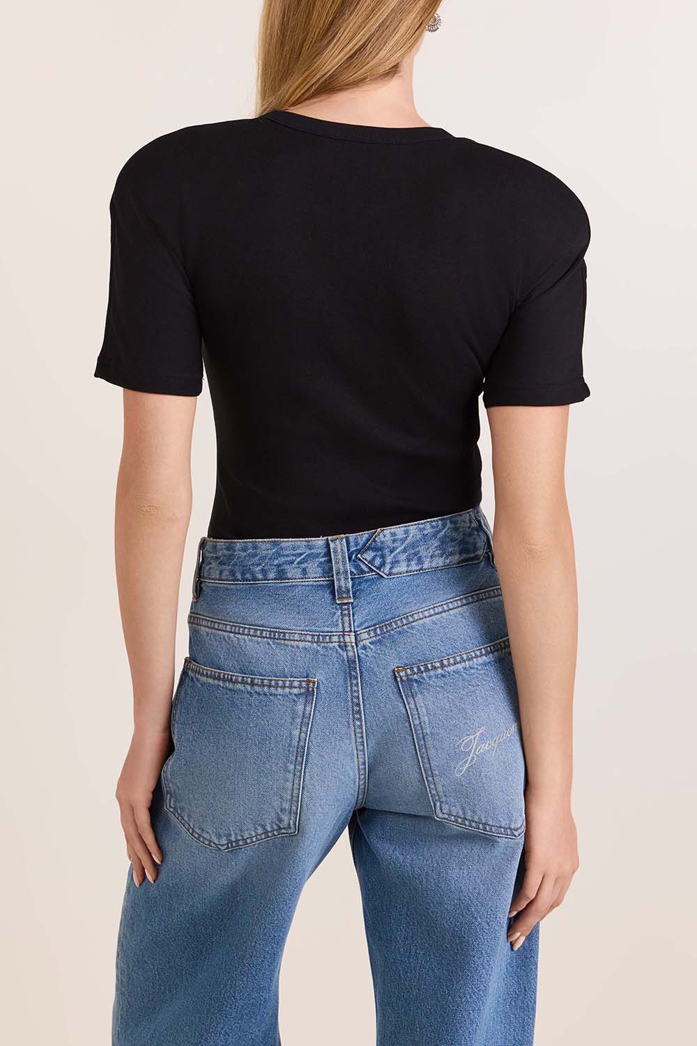 תמונת דוגמן אחורית של בגד גוף