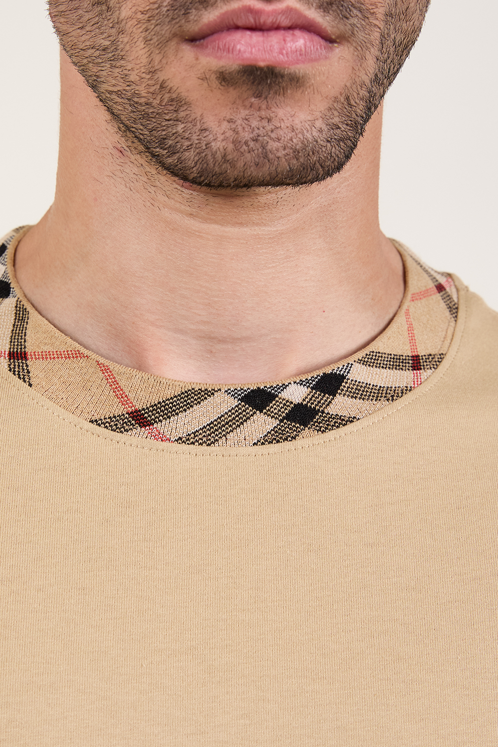 תמונת תקריב דוגמן של חולצת טי עם צווארון משבצות