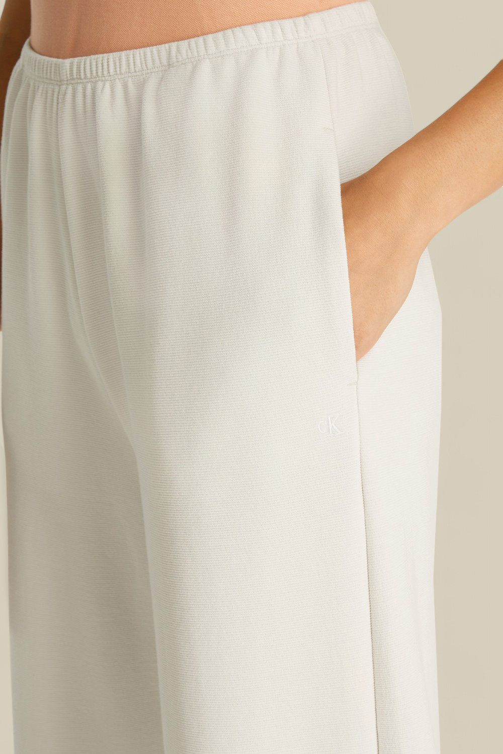 תמונת תקריב דוגמן של מכנסיים ארוכים