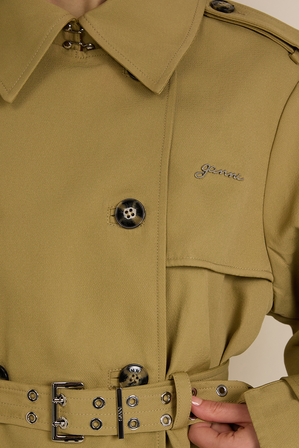 תמונת תקריב דוגמן של מעיל טרנץ'