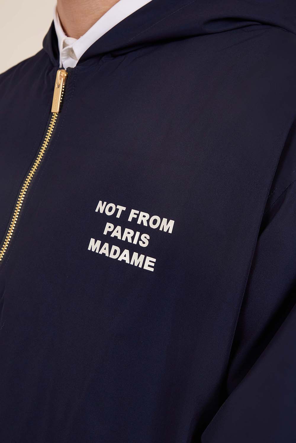 תמונת דוגמן אחורית של ז'קט ניילון