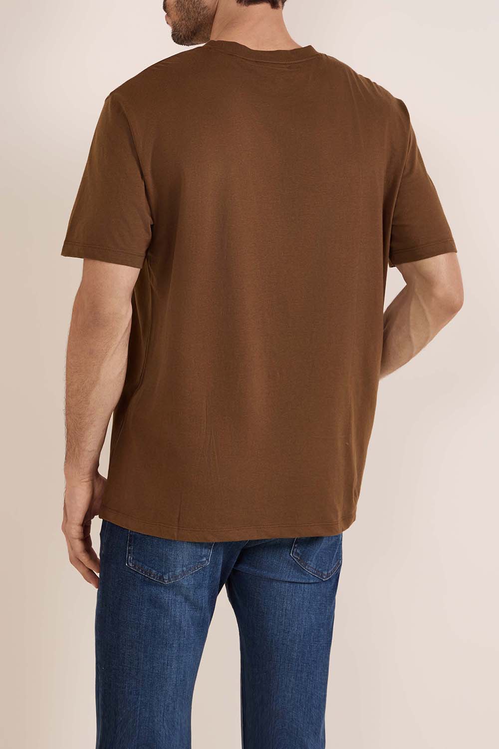 תמונת דוגמן אחורית של חולצת טי