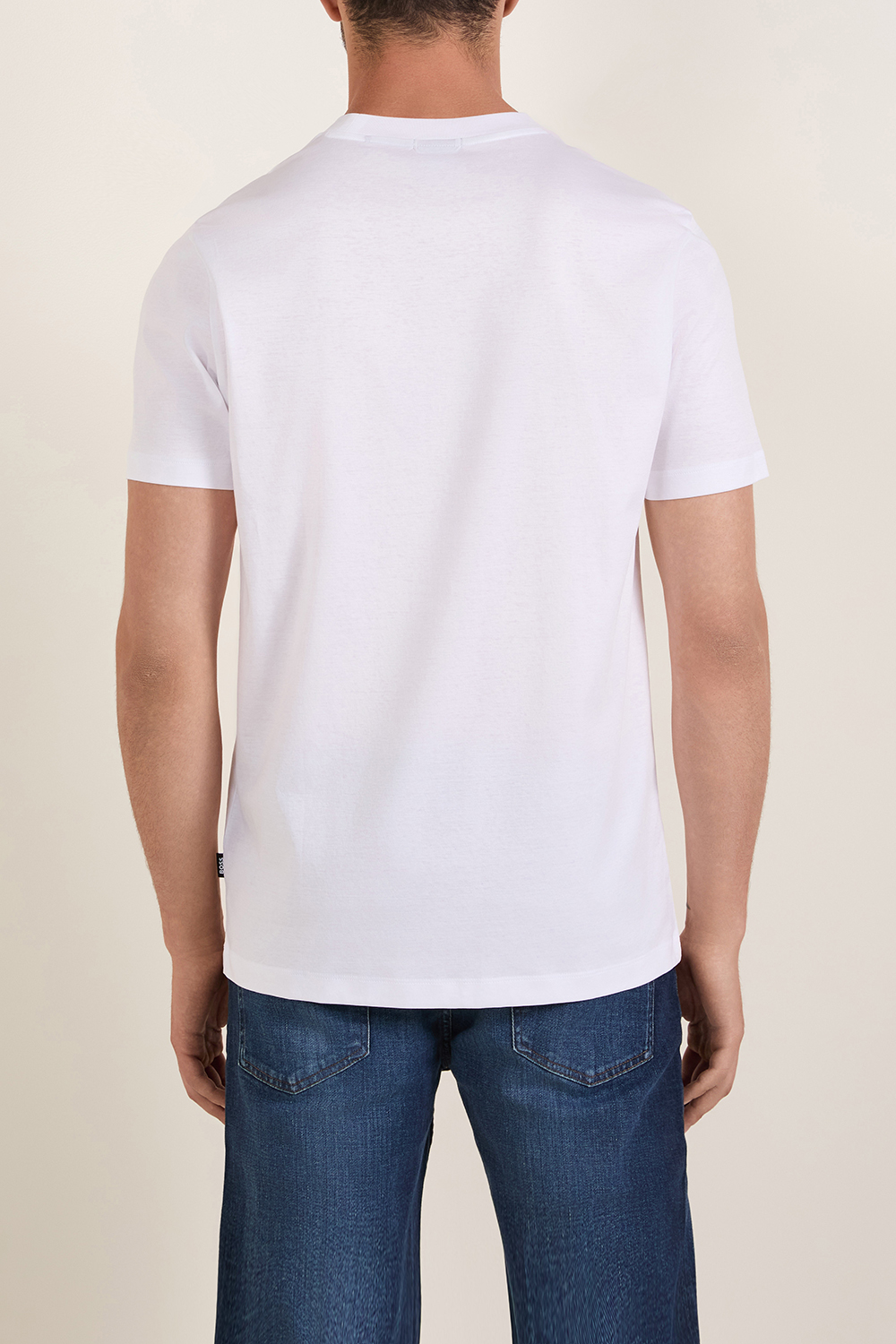 תמונת דוגמן אחורית של חולצת טי סלים פיט