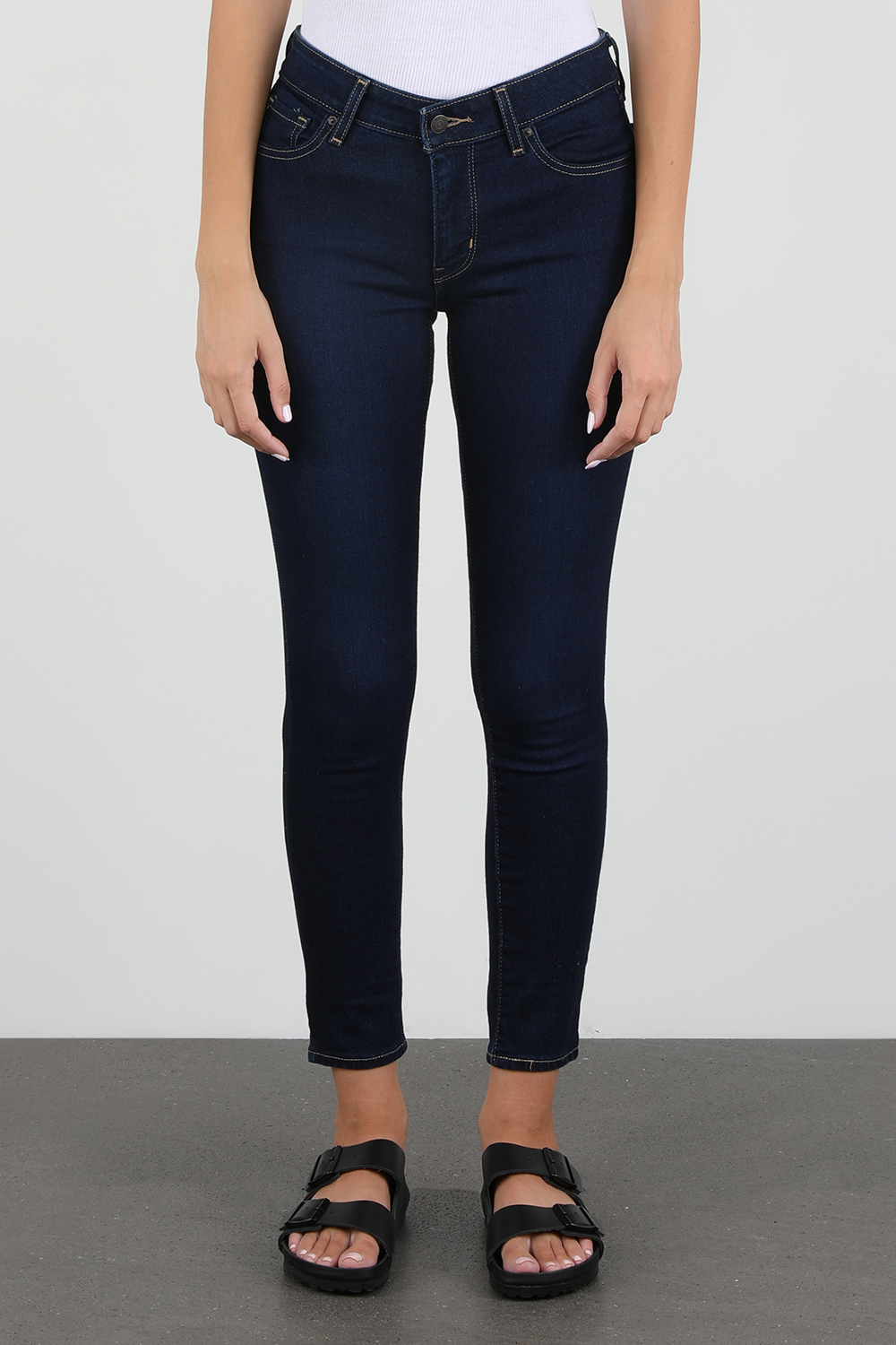 תמונת דוגמן קידמית של מכנסי סקיני ג'ינס 711