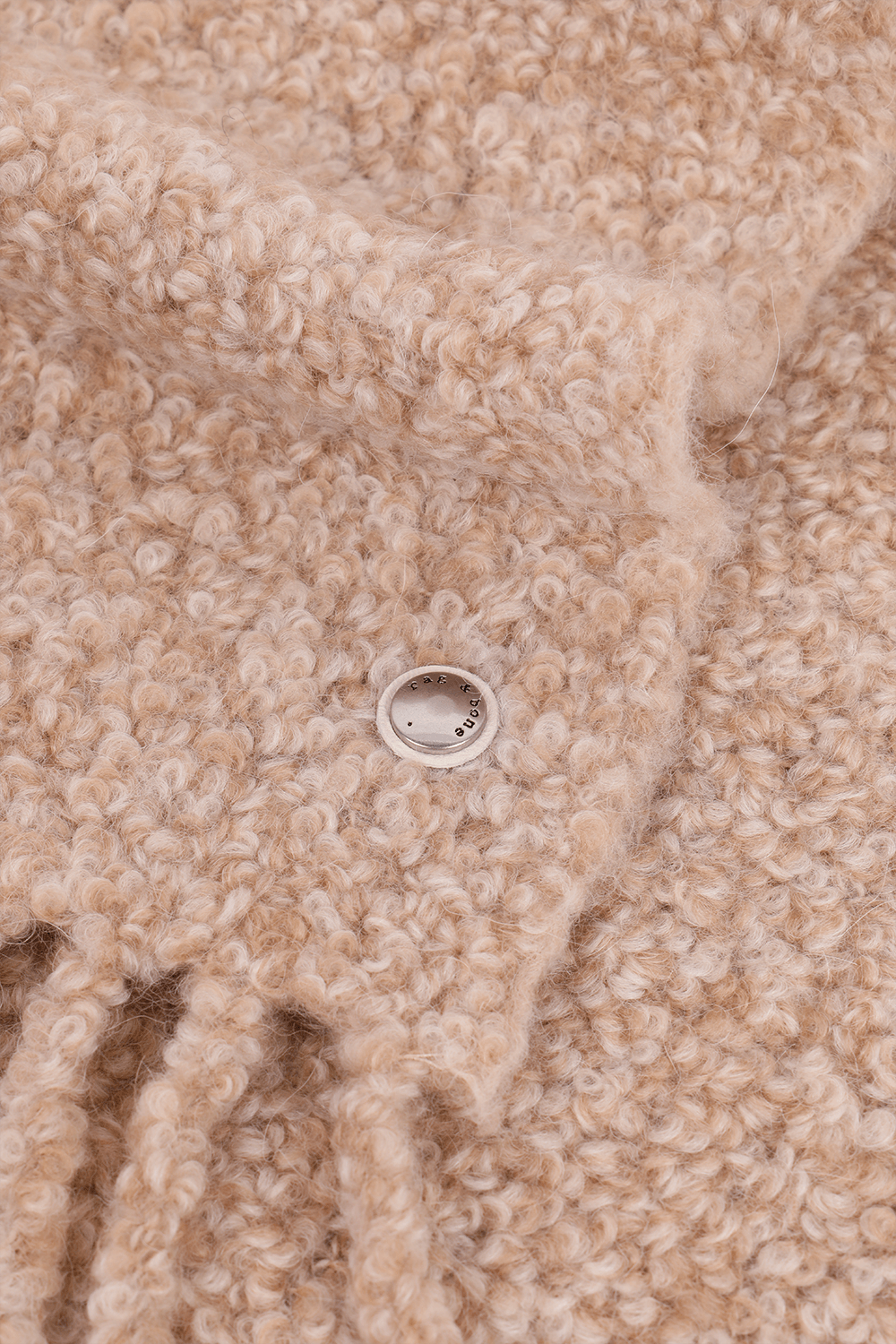 תמונה אחורית של צעיף סרוג בגוון ורוד