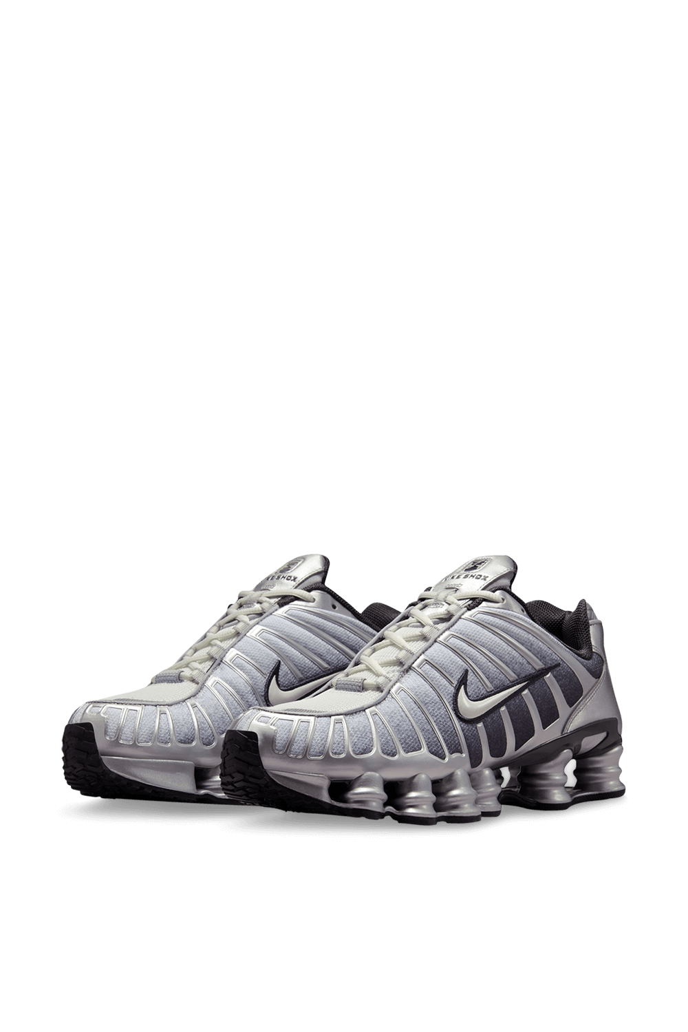 תמונת פנים של נעלי סניקרס שוקס