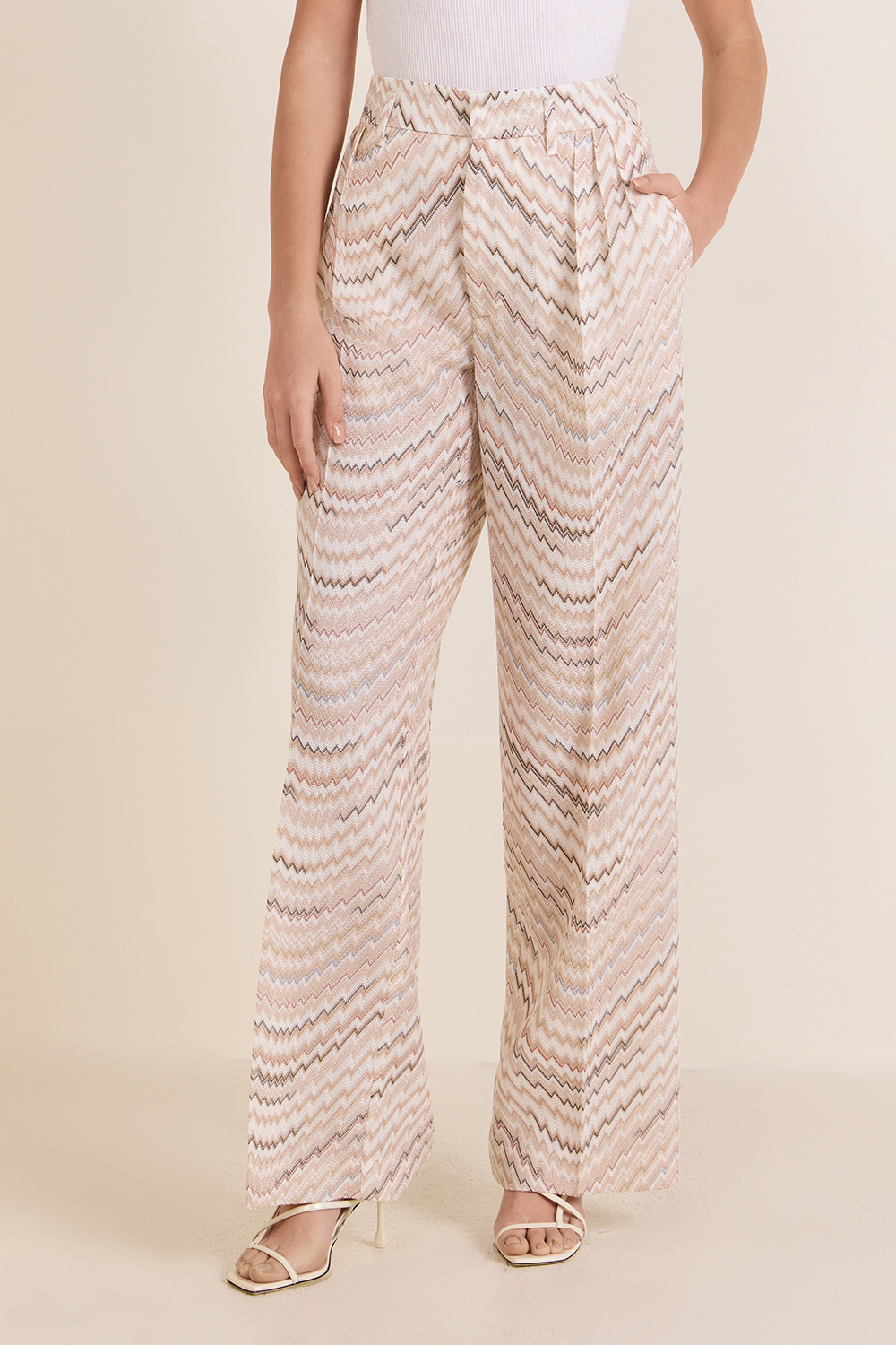 תמונת דוגמן קידמית של מכנסיים מחויטים