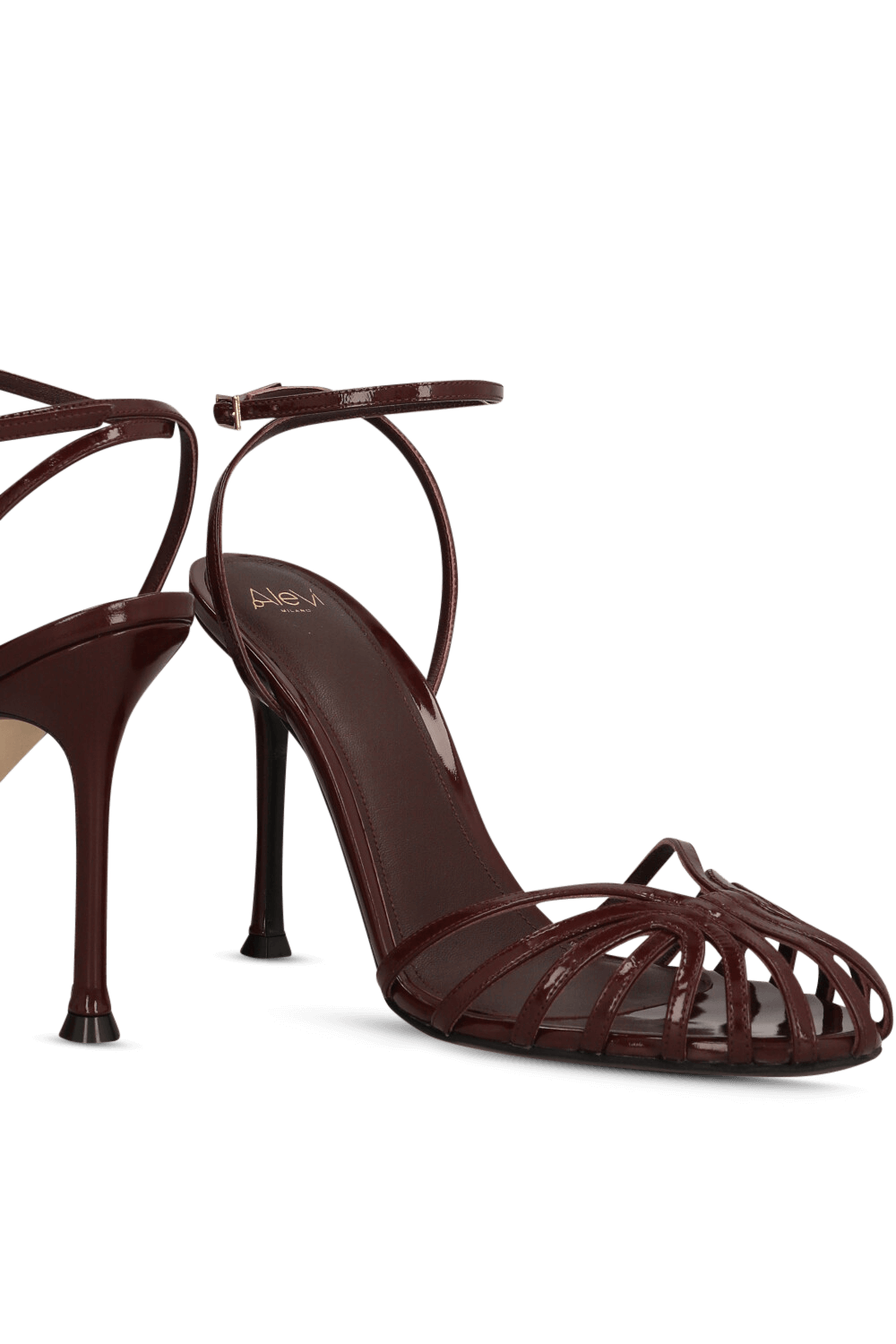 תמונת תקריב של סנדלי עקב