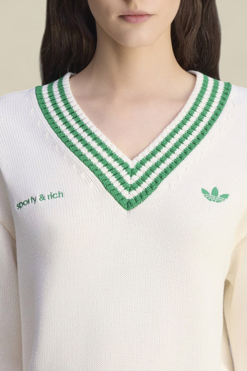 תמונת תקריב דוגמן של ספורטי אנד ריץ' X אדידס סריג כותנה