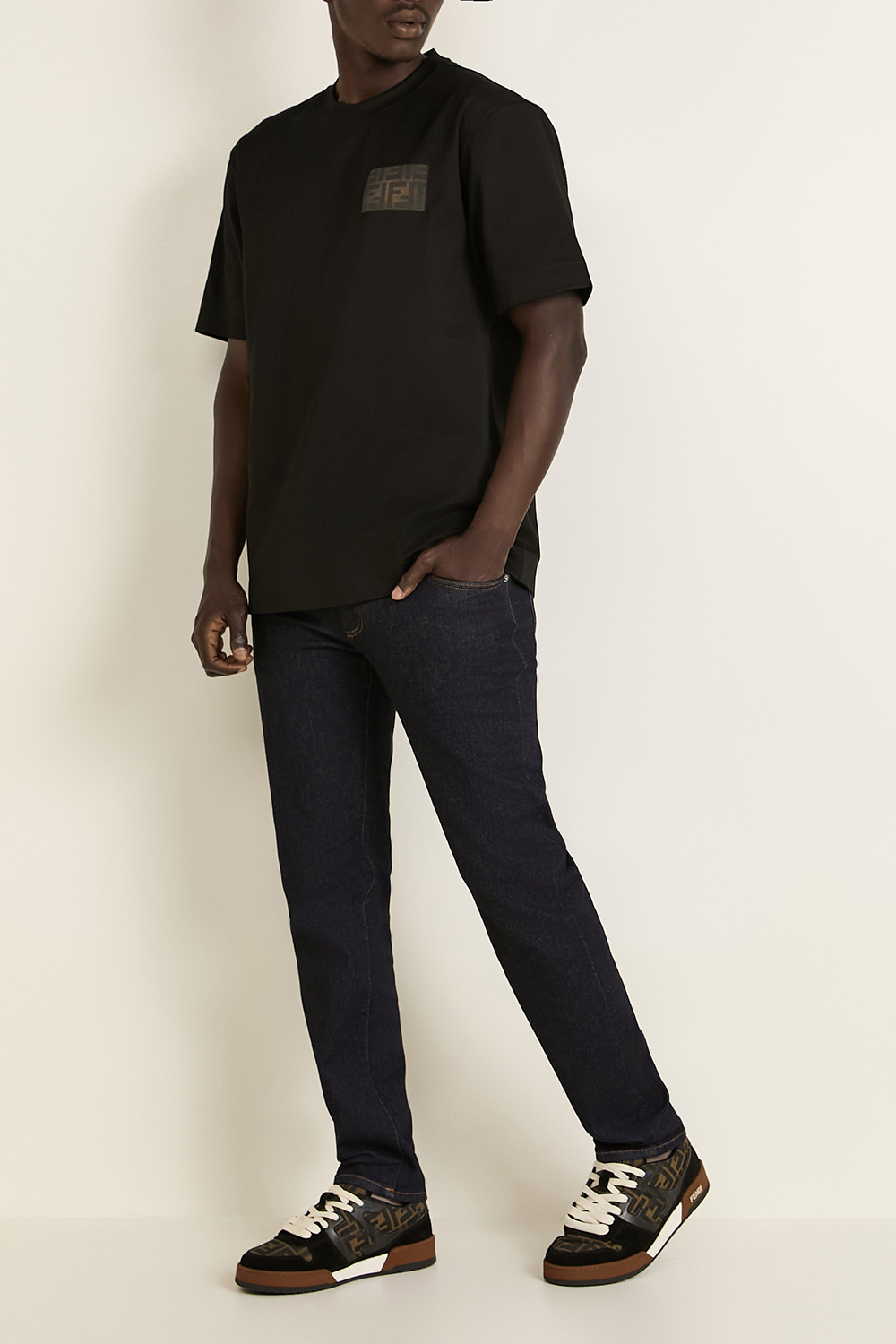 תמונת דוגמן קידמית של נעלי סניקרס