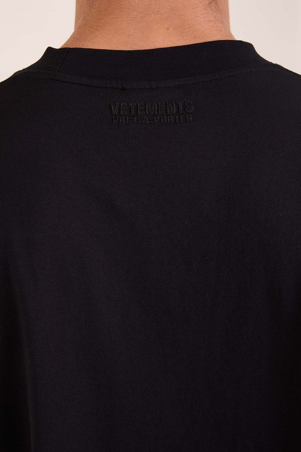 תמונת דוגמן אחורית של חולצת טי