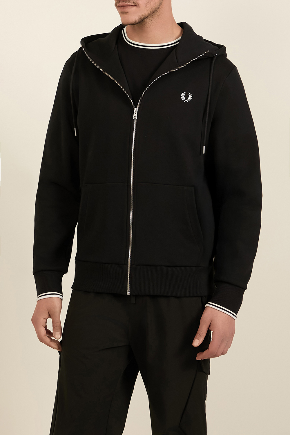 תמונת דוגמן קידמית של סווטשירט קפוצ'ון