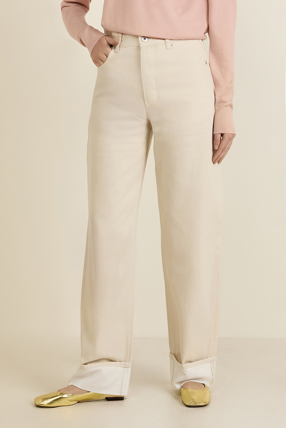 תמונת דוגמן קידמית של מכנסי ג'ינס בגזרה ישרה